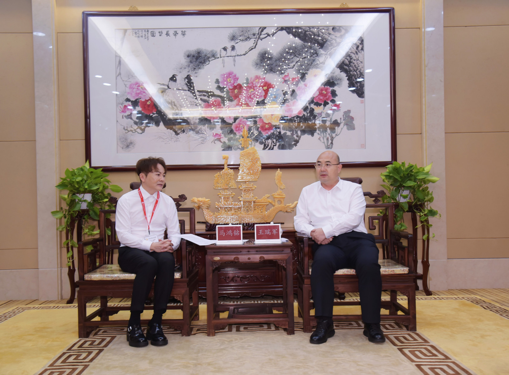1 廣東省委常委、統戰部部長王瑞軍（右）與馬鴻銘會長（左）親切交談