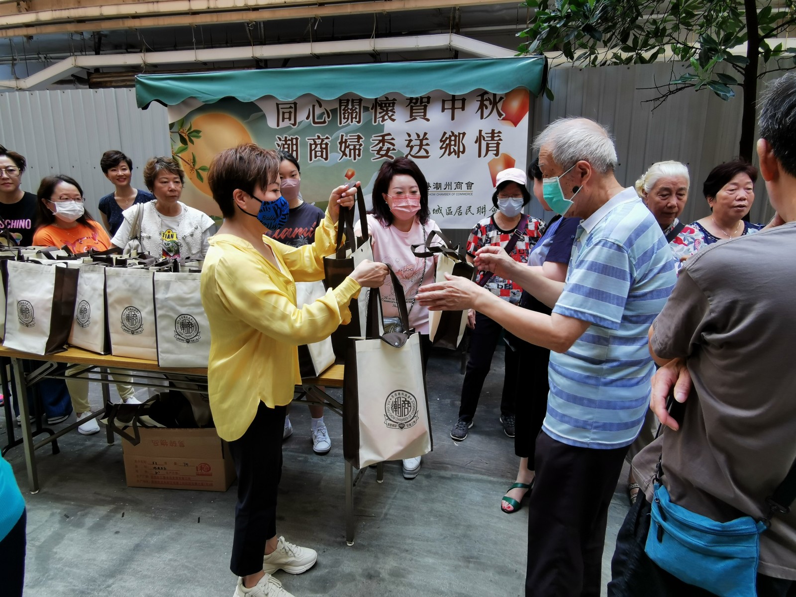 2 林趣玲主任（左）與一眾婦委派送福袋予九龍城區居民