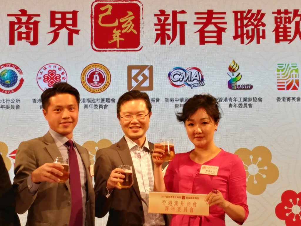 8 召集人蔡志鵬（中）、委員鄭優美（右）、張曉濱（左）代表本會青委出戰啤酒勁飲大賽