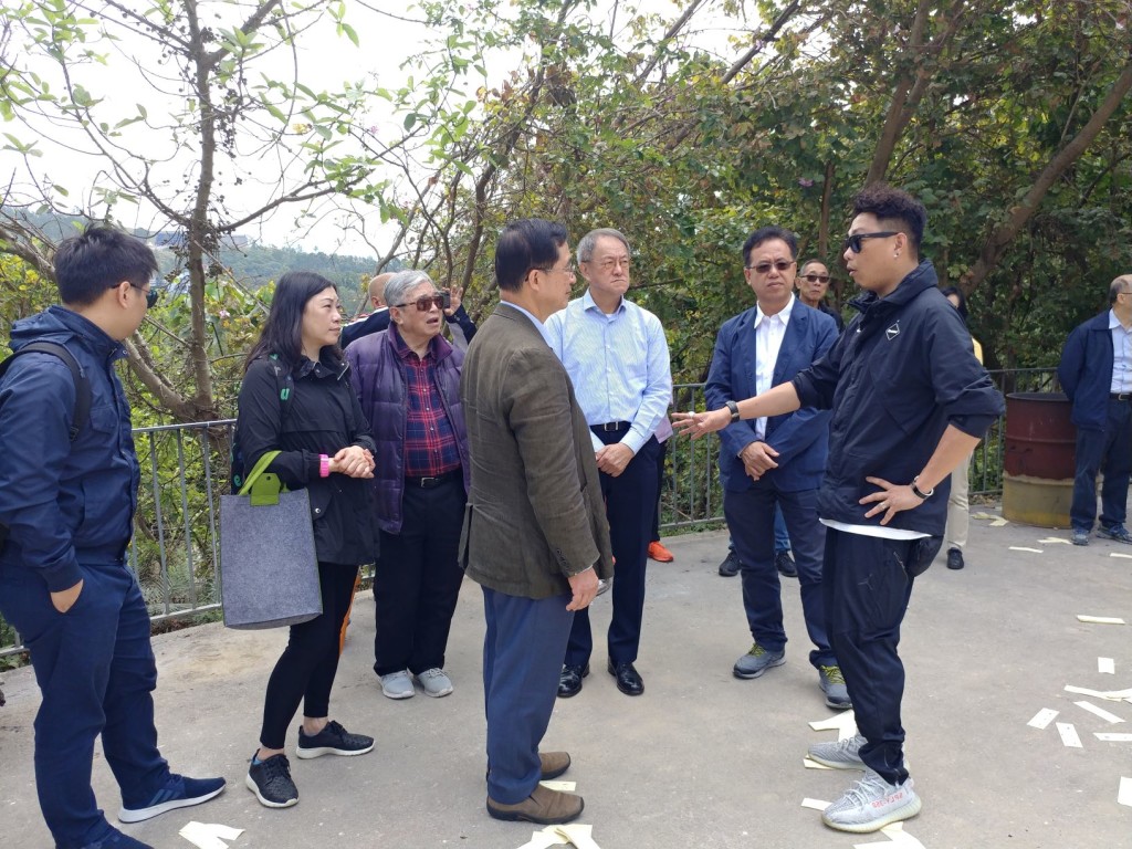 潮州墳場管理公司負責人胡志輝向本會首長及會員介紹兩個墳場的近況s
