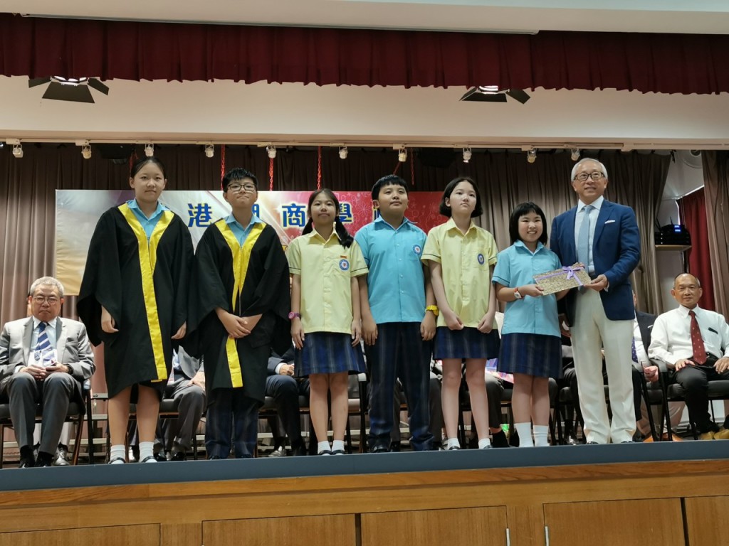 副會長鄭敬凱頒發獎狀予獲獎學生