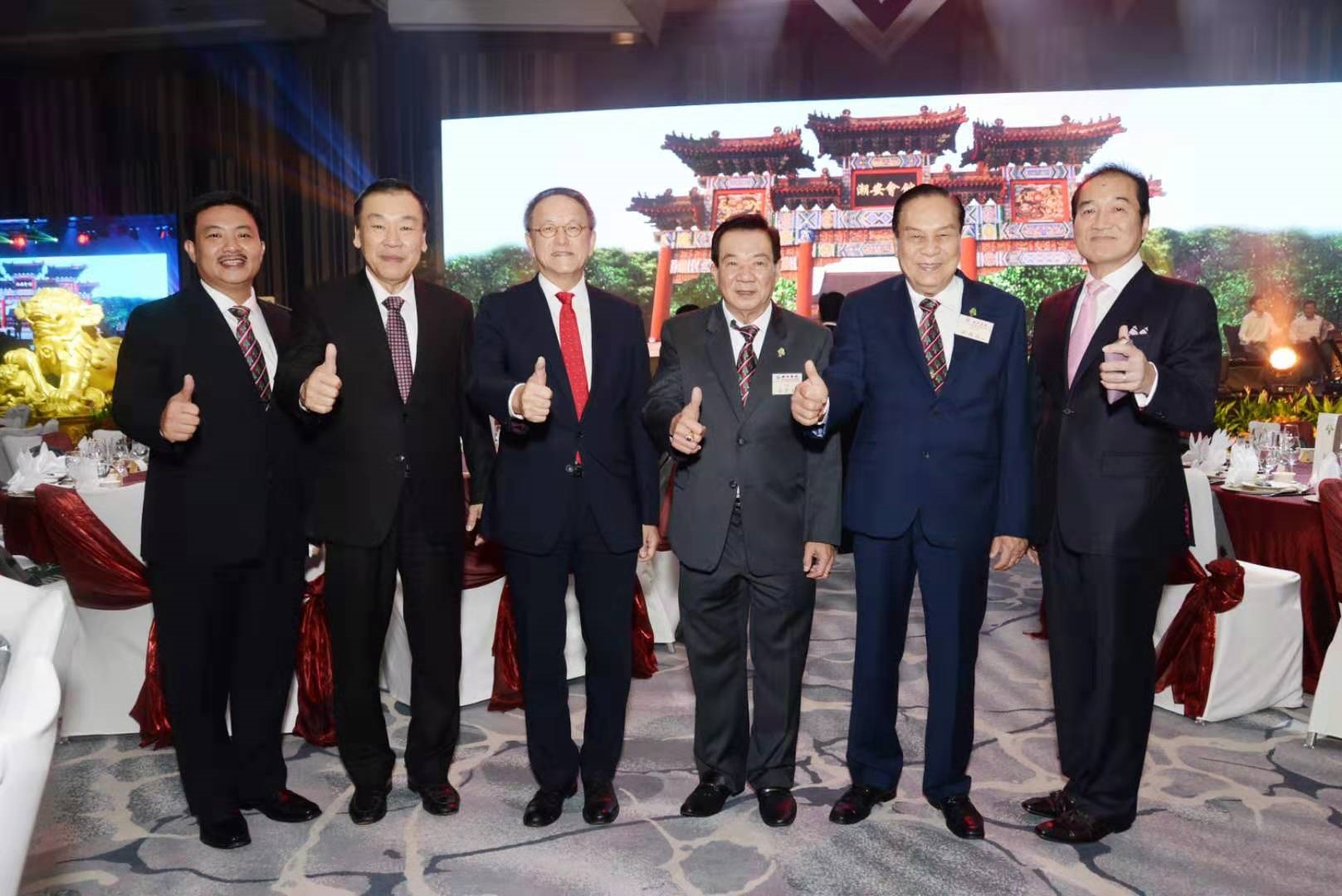 林宣亮會長（左三）出席新加坡潮安會館55週年慶典(JPG)