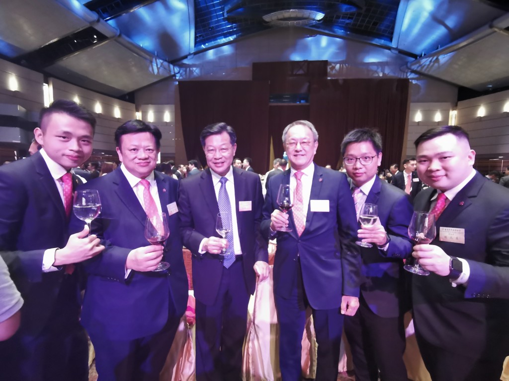 林會長與廣東省政協林雄副主席（左三），和香港廣東社團總會秘書長龍子明（左二）等合影