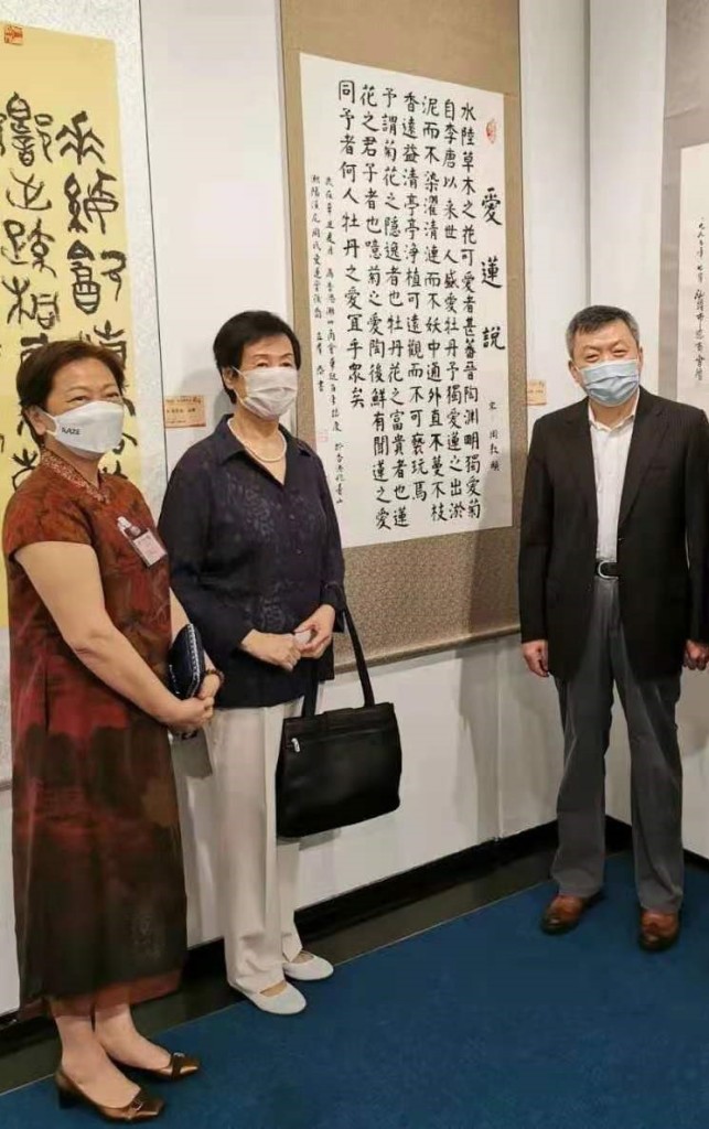 本會副會長高佩璇（左）與林達子（中）、周立群博士（右）在其字畫前合影。