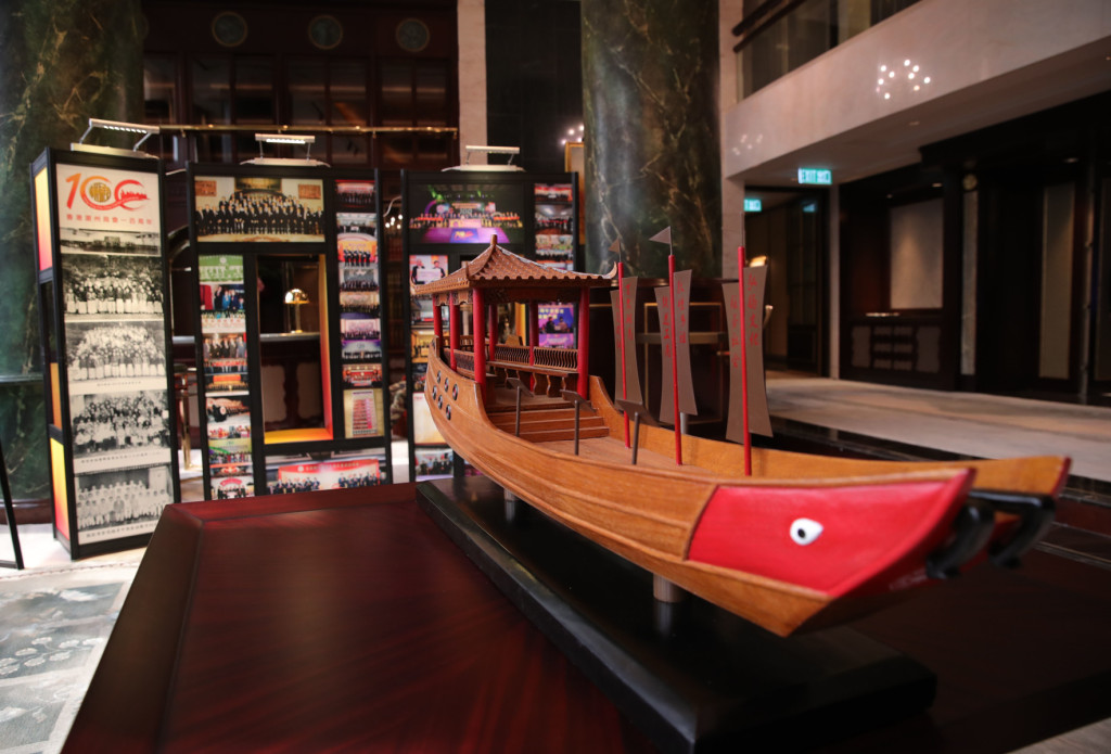 紅頭船風雨亭模型及香港潮州商會百年歷史照片展示板