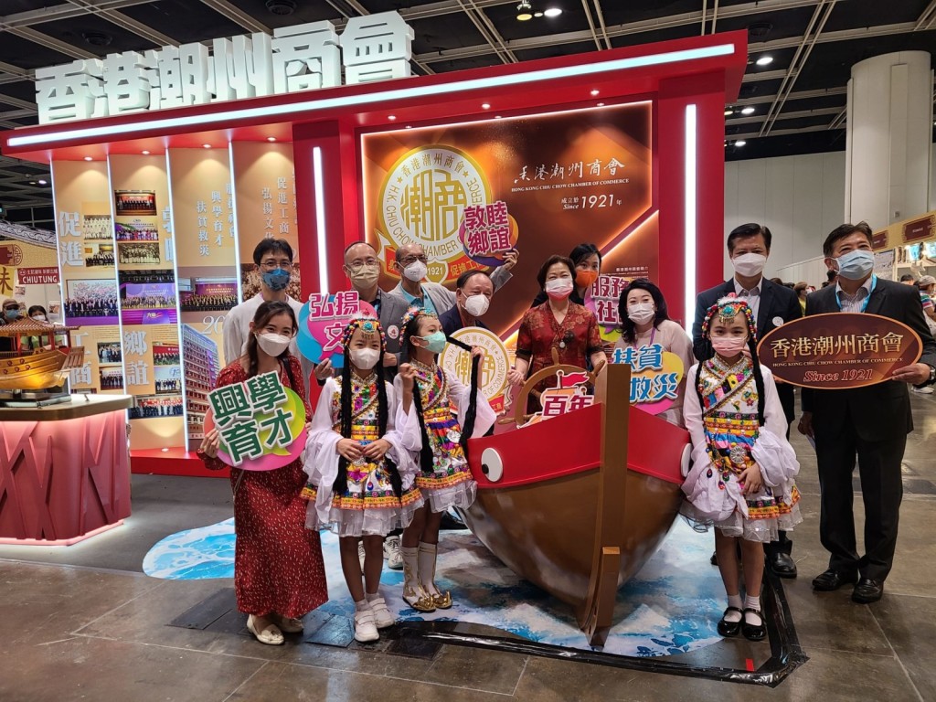 8 高佩璇副會長（中）等嘉賓與香港潮商學校的同學合照。