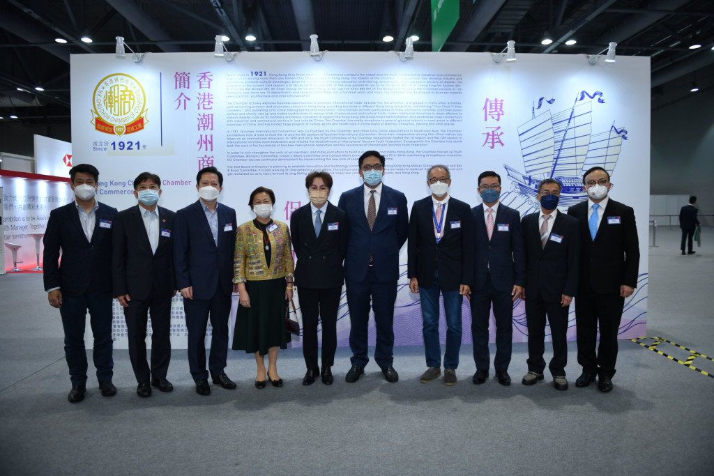 梁宏正副局長（左六）與一眾香港潮州商會首長和會董等合照。