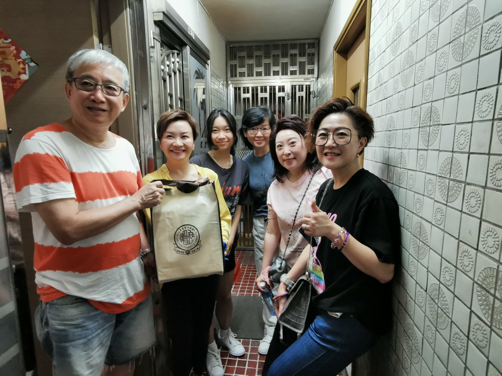 6 婦委成員登門拜訪贈送福袋給九龍城區居民。