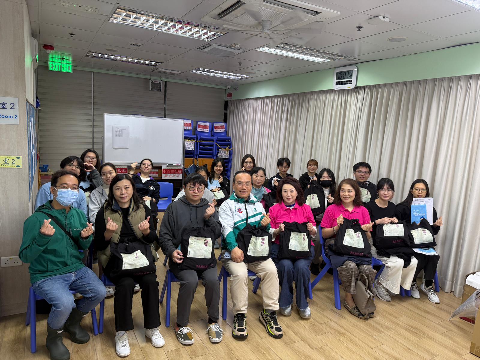 1 婦委主任章曼琪（前排右四）、婦委委員楊啟之（前排右三）等於博愛醫院陳士修紀念婦委中心聽介紹