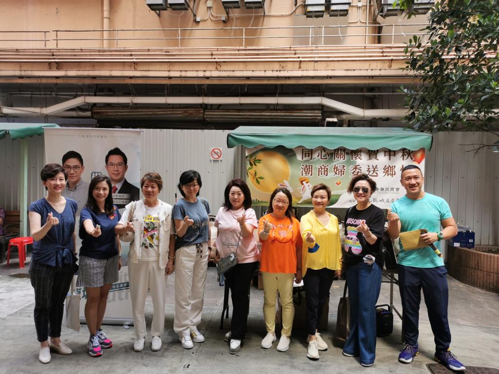 1 婦委成員與紅磡灣區社區主任黃馳（右一）合照