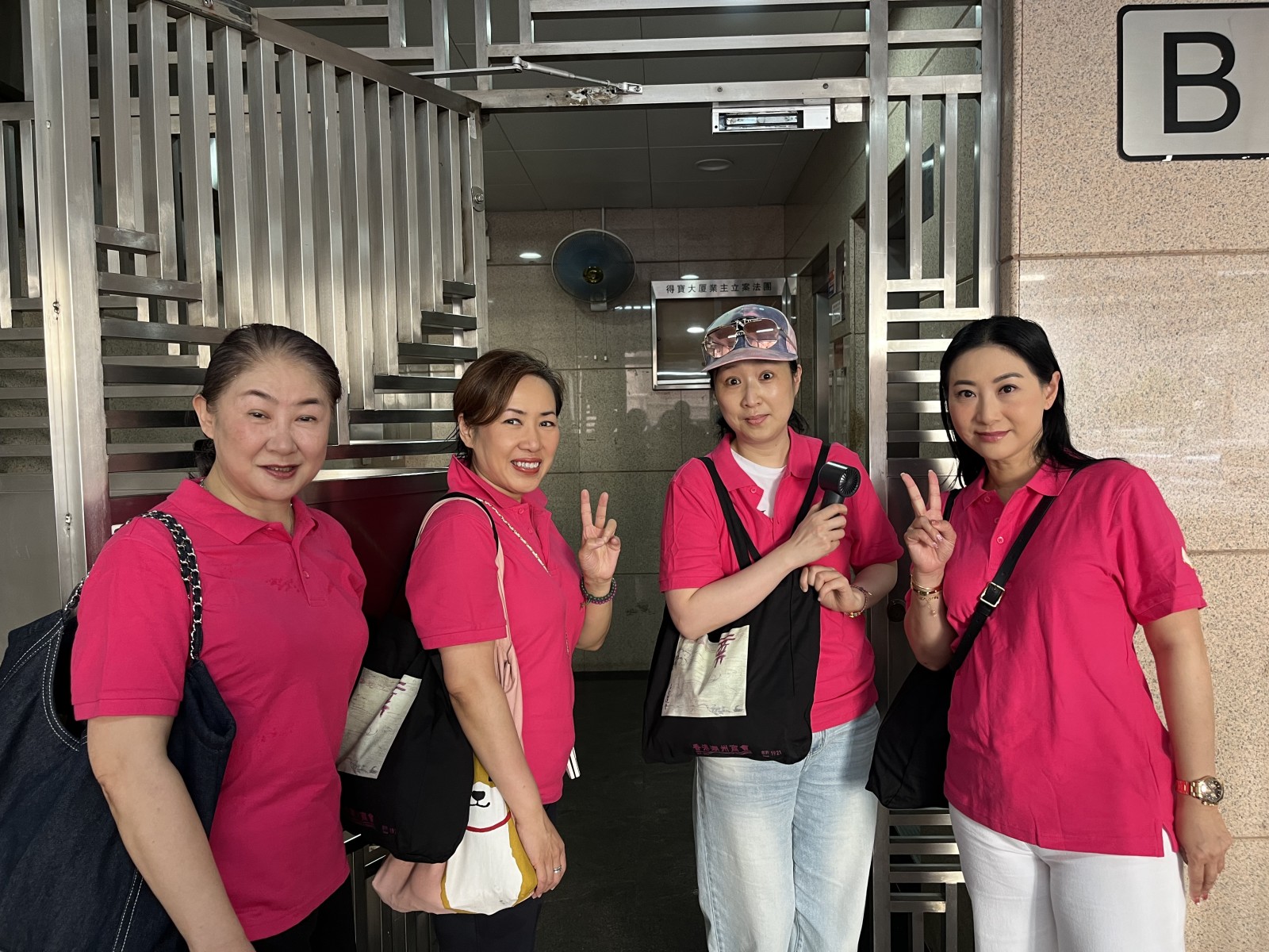 10 林淑怡副主任（左二）帶領第三組成員楊啟之（左一）、龔雅璇（左二）、李麗雯（右一）探訪長者