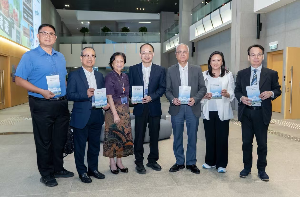 10 高佩璇會長（左三）、葛珮帆議員（右二）、李飛常委（左四）等向謝展寰局長（右三）遞交打造「港深汕氫能產業走廊」理論、探索與實踐小冊子。
