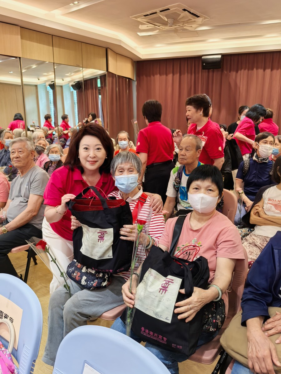 11 章曼琪主任將福袋送給長者