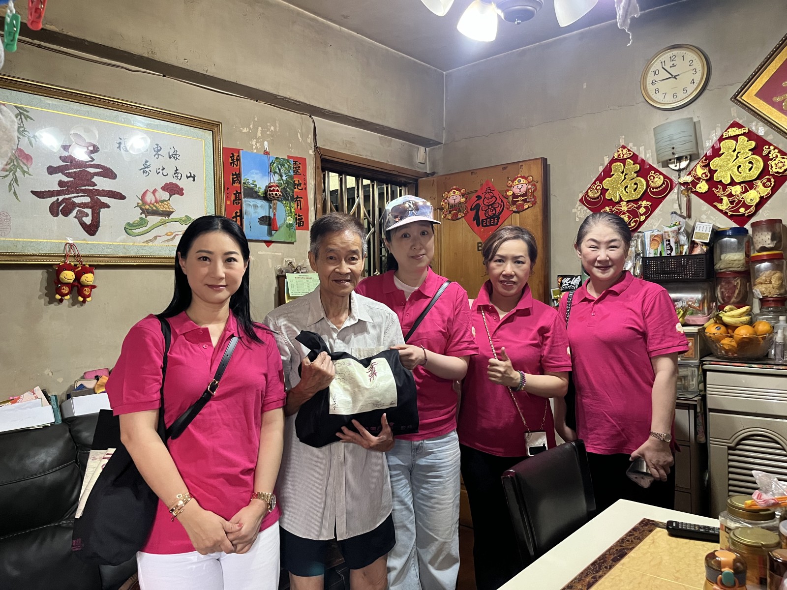 12 林淑怡副主任（左三）及委員楊啟之（右一）、龔雅璇（右二）、李麗雯（左一）與探訪長者合照