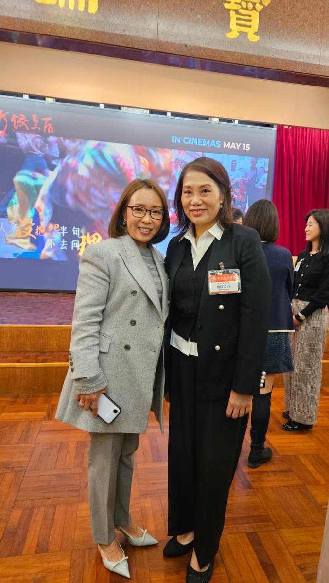 13 商會婦委楊啟之委員（右）和黃蓓女士