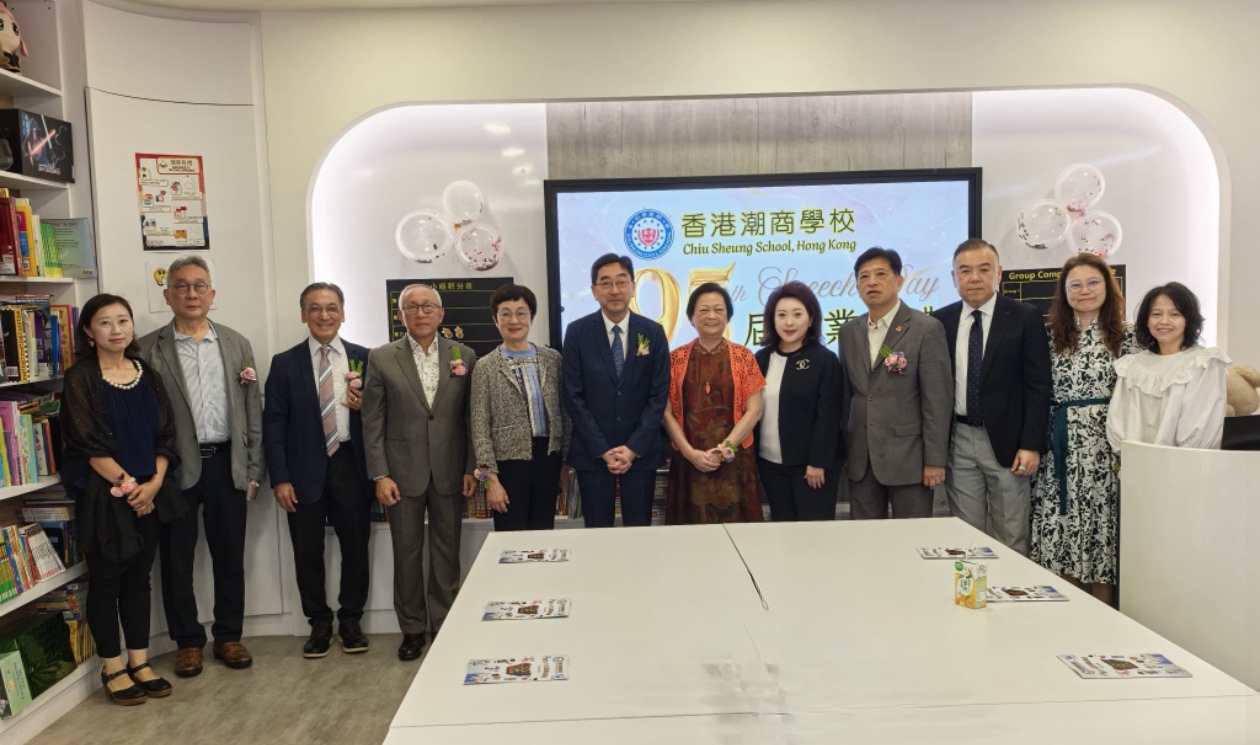14 主禮嘉賓、校監、校董、嘉賓及校董會成員在學校圖書館合照