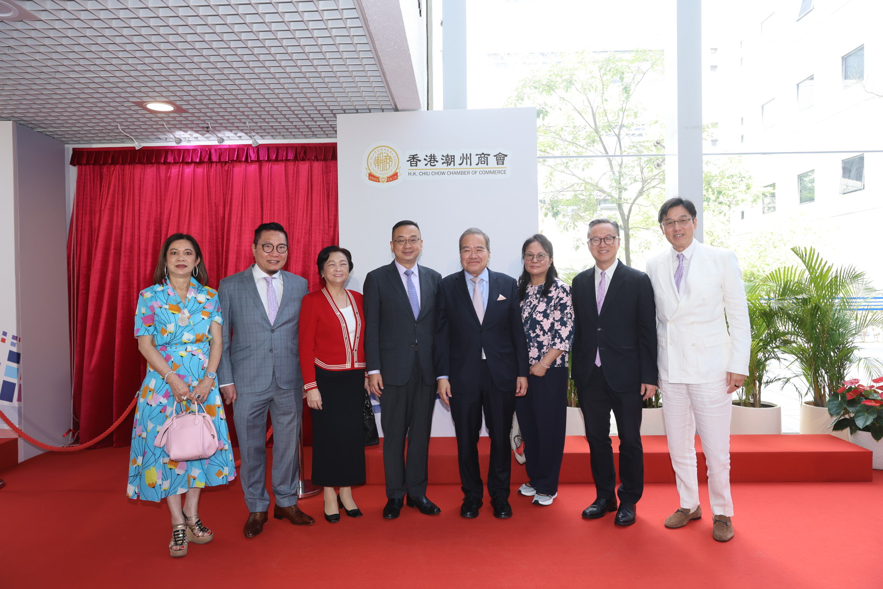 14 左起：史顏景蓮婦委名譽顧問、史立德副會長、高佩璇會長、郭俊峯榮譽顧問、胡定旭榮譽主席、陳建年親友、陳建年副會長、馬清鏗副會長