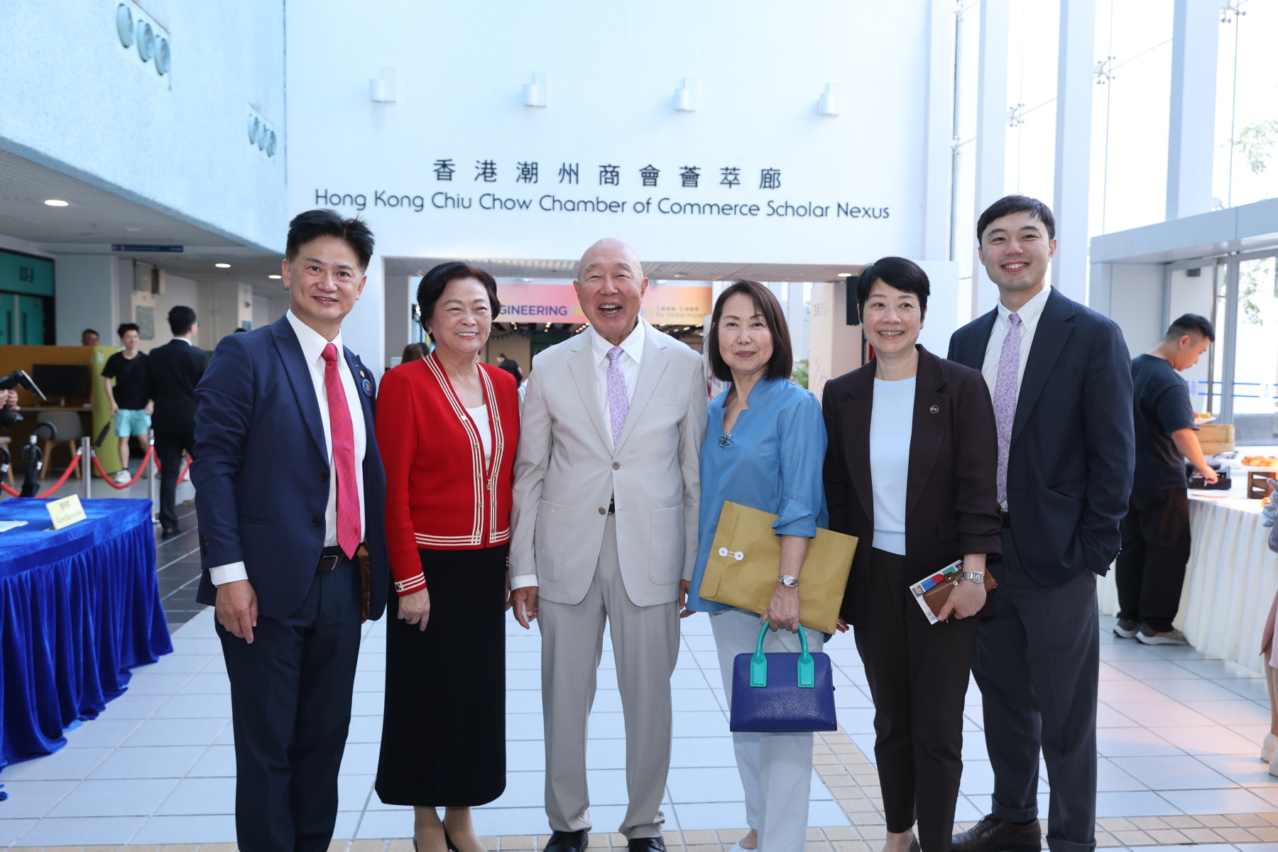 15 莊學山永遠名譽會長（左三）、莊吳時婦委榮譽顧問（右三）、莊聖楷會董與高佩璇會長（左二）、吳宏偉副校長（左一）、任婉雯協理副校長（右一）合照