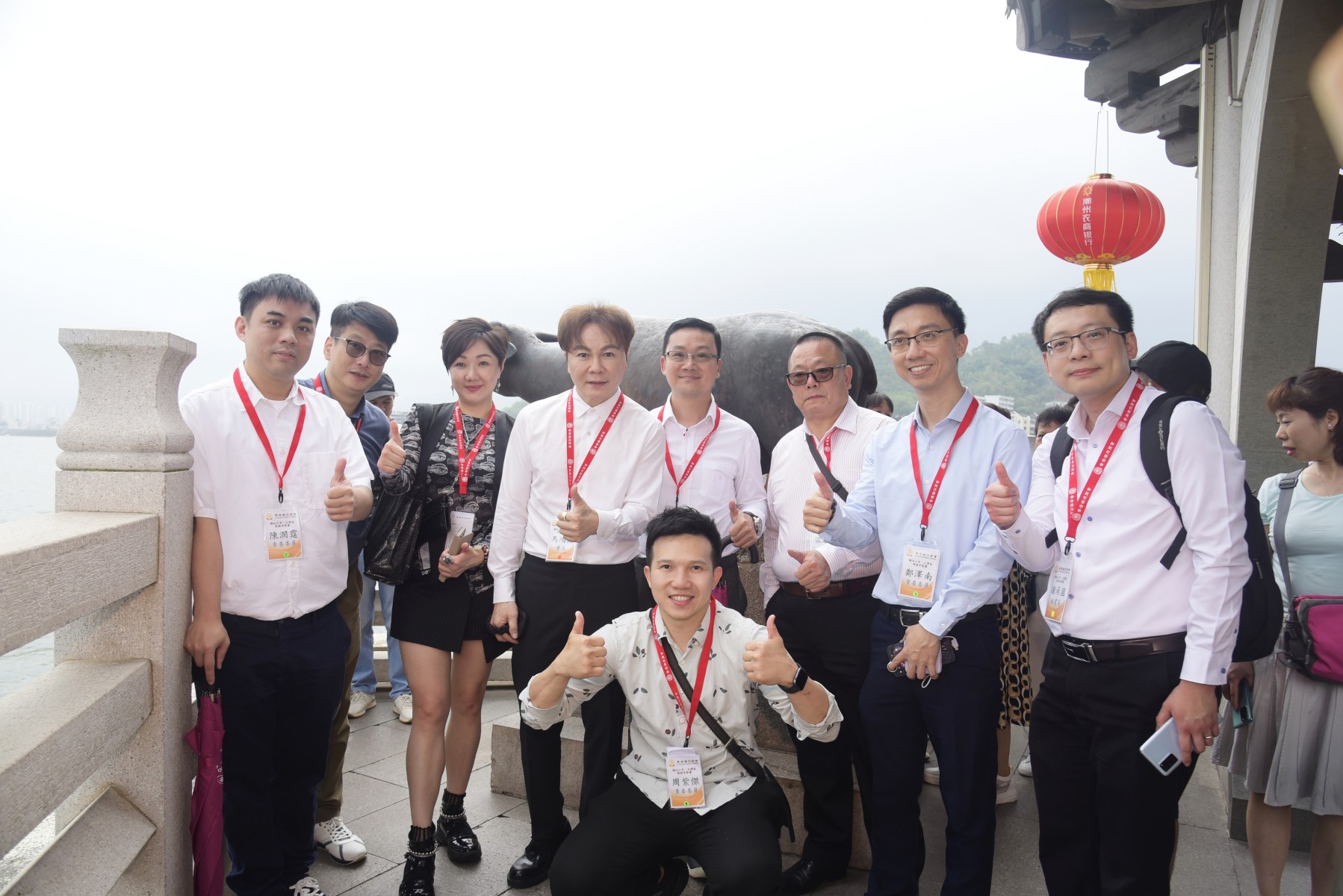 17 青委委員在廣濟橋留影。