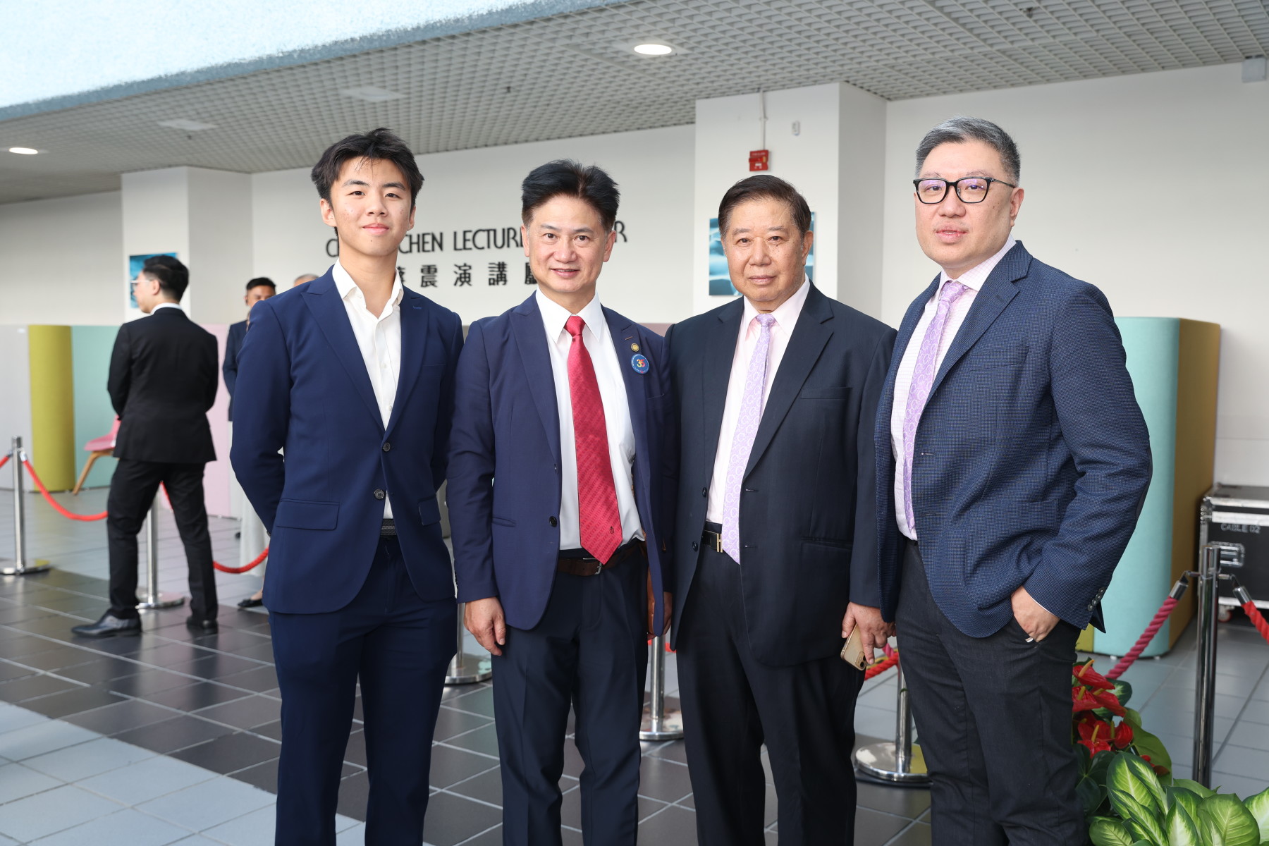 17 黃書銳永遠名譽會長（左二）、黃啟佳會董（左一）及親友與科大副校長吳宏偉教授（左二）合照