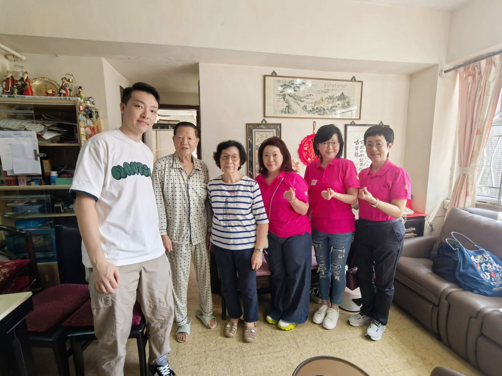 2 章曼琪主任（右四）帶領第一組探訪長者林先生及夫人