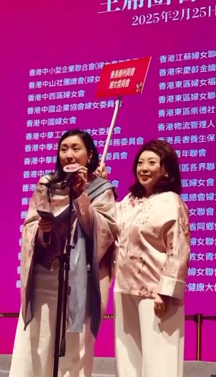 2 章曼琪主任（右）與林淑儀副會長代表香港潮州商會婦女委員會致祝賀詞
