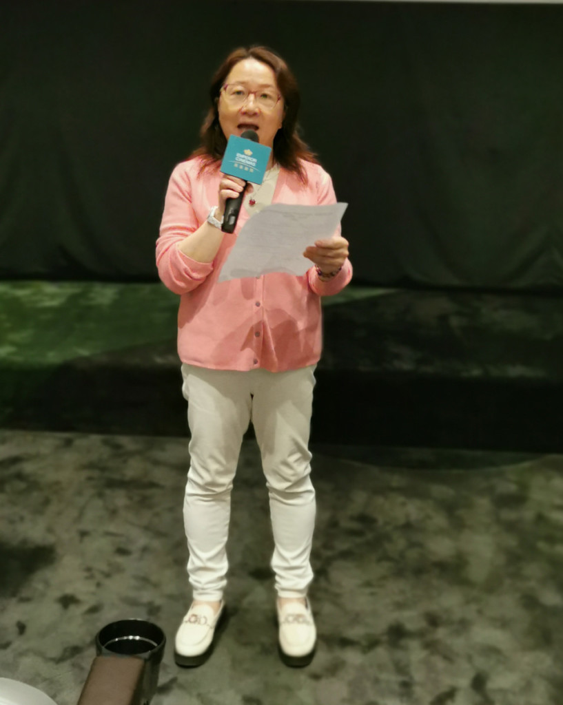 2 香港汕頭社團總會副主席、香港潮州商會會董兼婦委副主任姚逸華主持電影欣賞會