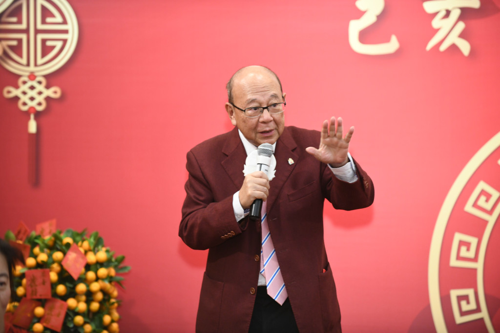 12 本會名譽會長藍鴻震送上祝福