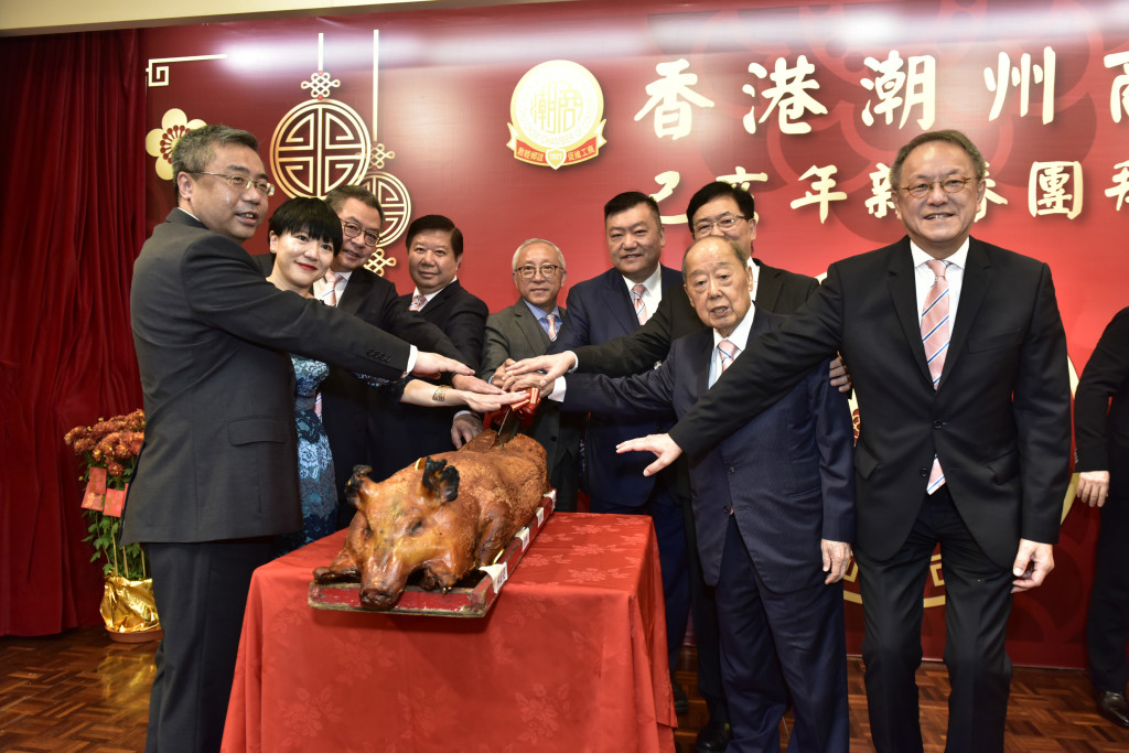 16本會林宣亮會長（右）等首長及主禮嘉賓切燒豬賀新年