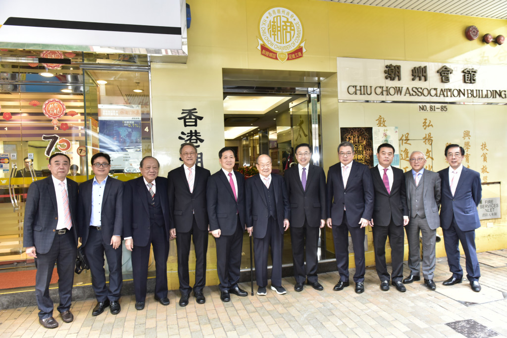 2 中央政府駐港聯絡辦副主任何靖（右五）出席本會新春團拜