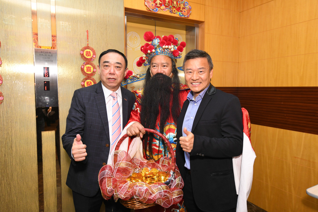 3 馬僑生常董和陳育明會董同財神爺合影留念