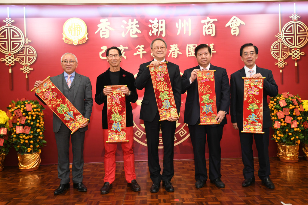 4 本會首長向各界來賓拜年。左起：鄭敬凱副會長、陳智文副會長、林宣亮會長、黃書銳副會長、蔡少偉副會長