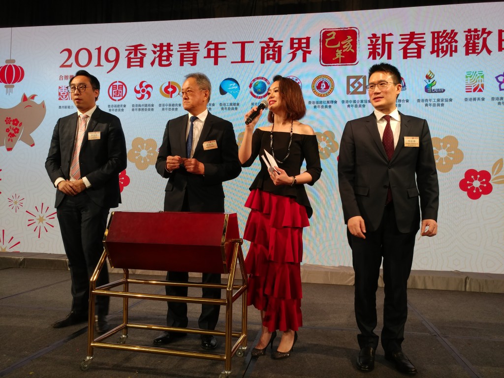 6 林宣亮會長（左2）與黃進達主任（左1）做嘉賓上台抽獎