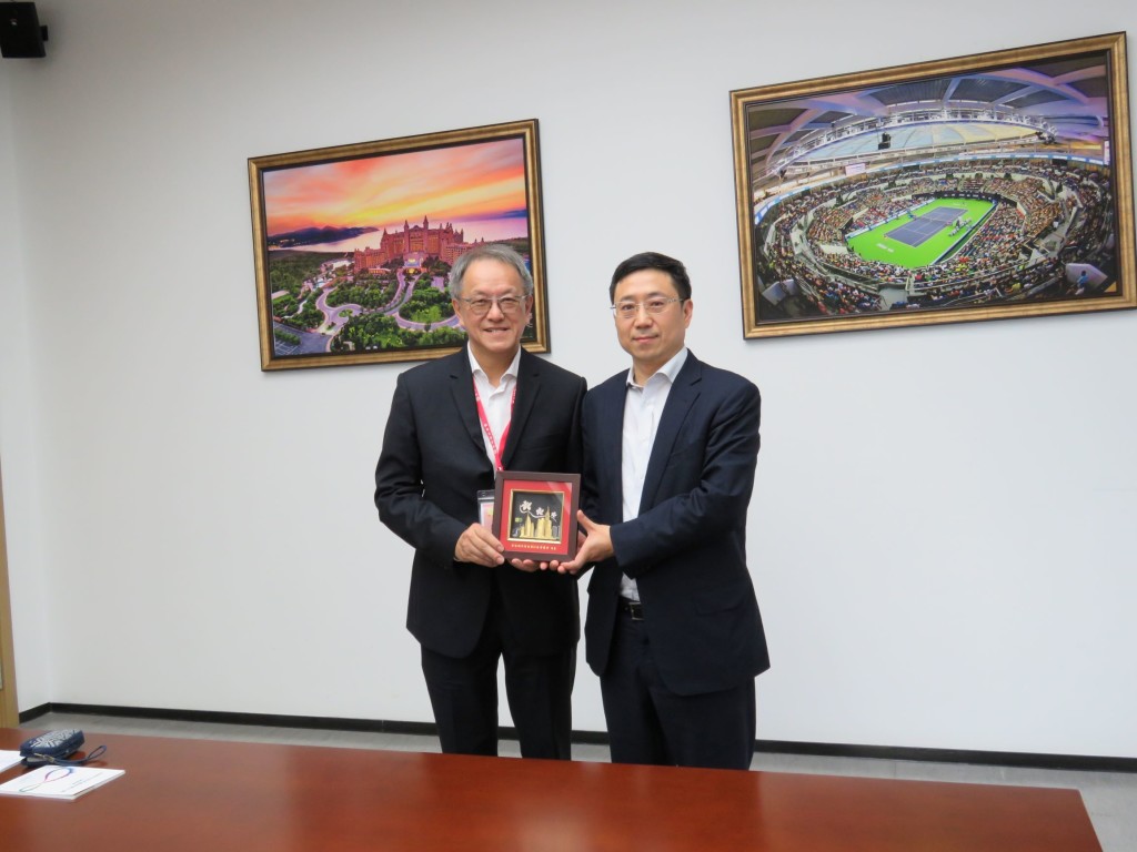 林宣亮會長代表香港潮州商會致送紀念品給楊川副書記_meitu