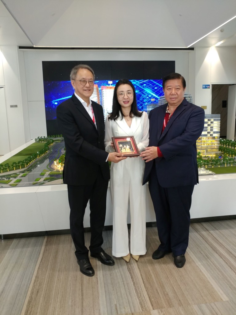 林宣亮會長（左）及黃書銳副會長（右）致送紀念品給珠海大橫琴創新發展有限公司，招商運營部副經理周雪（中）代表接受_meitu