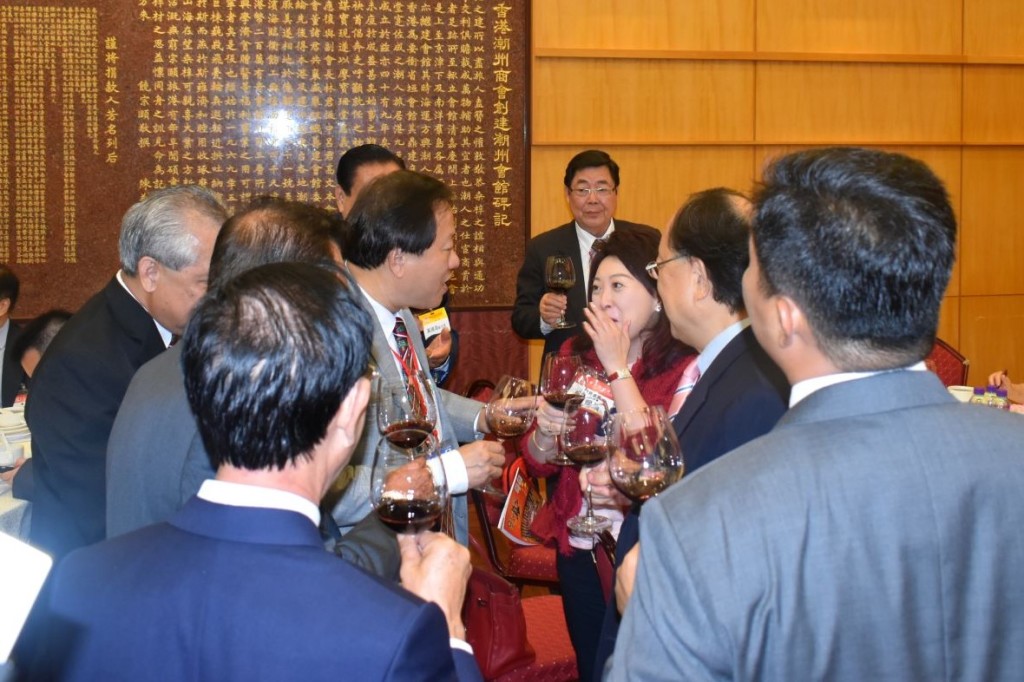 常務會董章曼琪與嘉賓敬酒s