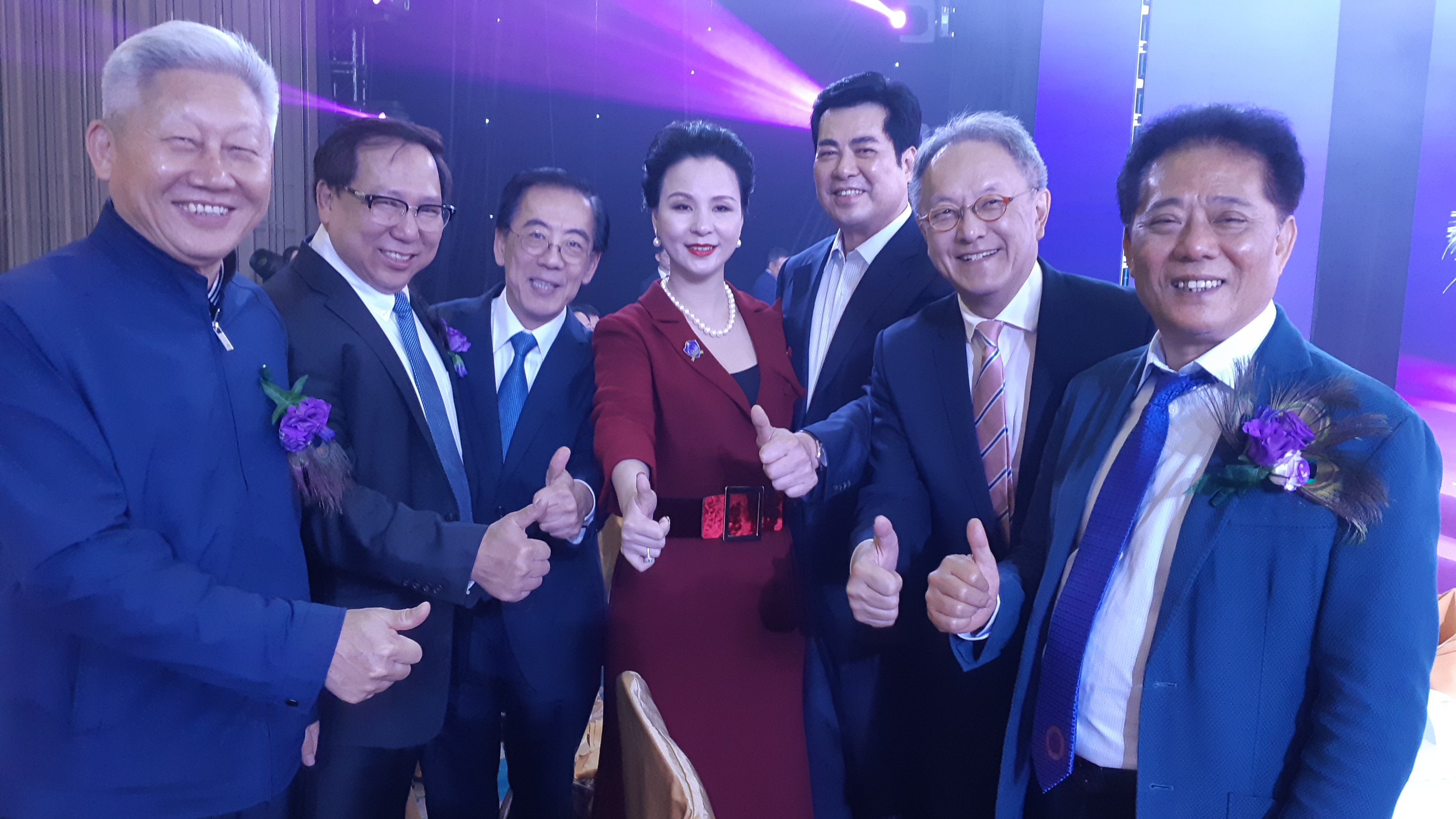 林宣亮會長（右二）及蔡少偉副會長（左三出席深圳市潮商商會就職典禮）