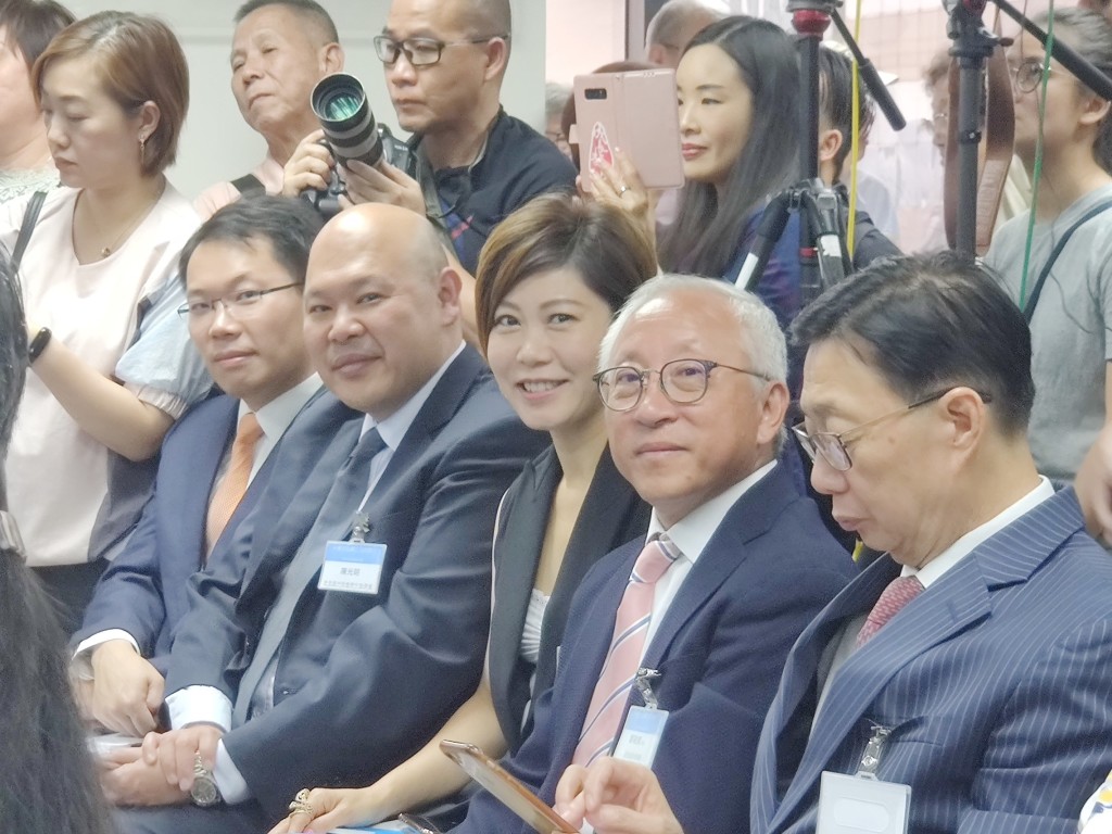 右二起：副會長鄭敬凱、會董林月萍、青委名譽參事陳光明