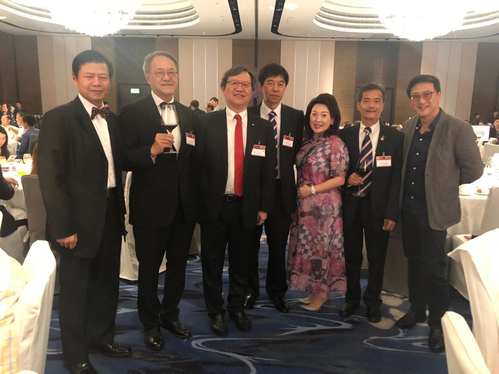會長林宣亮（左二）聯同本會成員與得獎者兼本會榮譽顧問林宣武（左三）合照