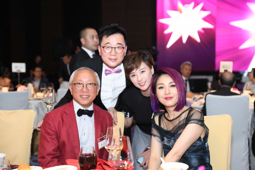 本會副會長鄭敬凱（左一）與得獎者楊千嬅（右一）合照