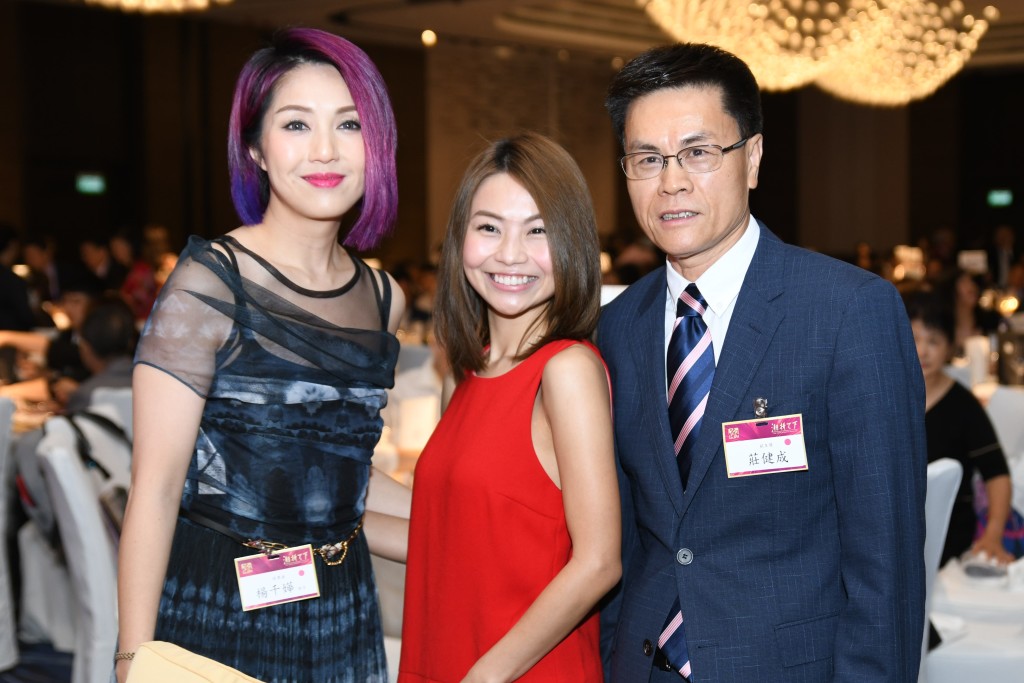 本會常務會董莊健成（右一）與得獎者楊千嬅（左一）合照s