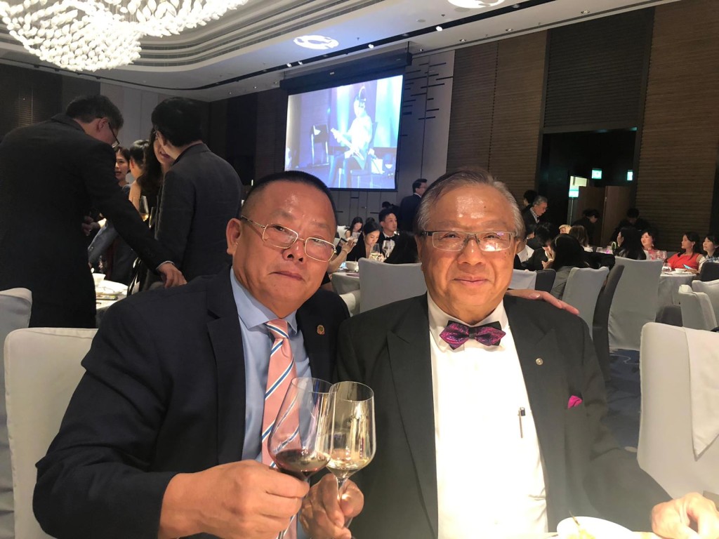 本會會董梁春生（左）與林赤有合照