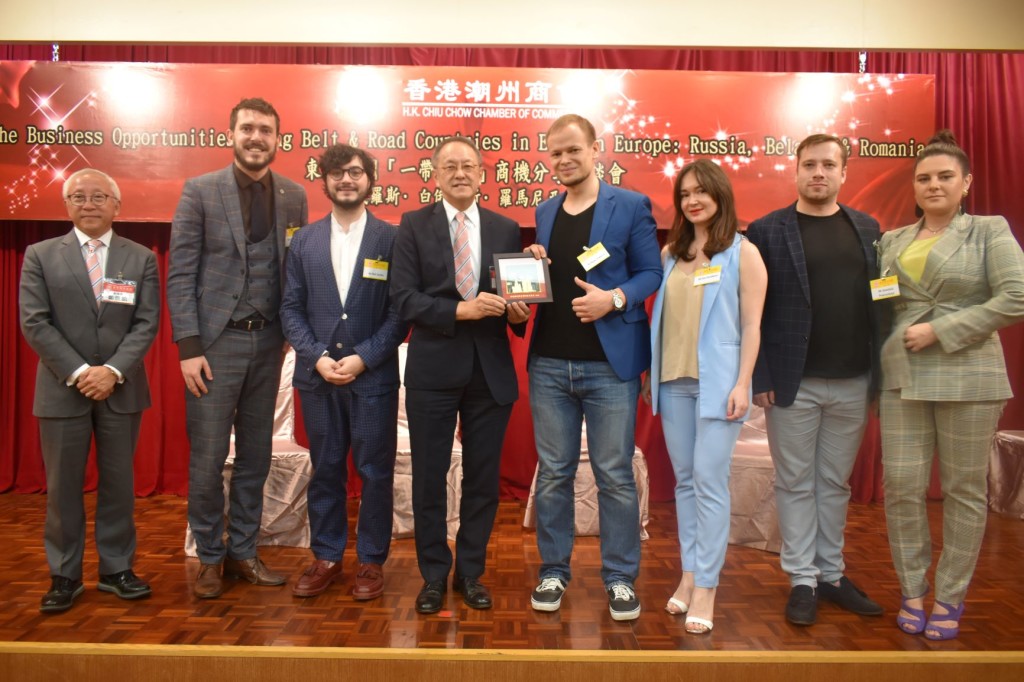 本會贈送紀念品及六位年青創業家s
