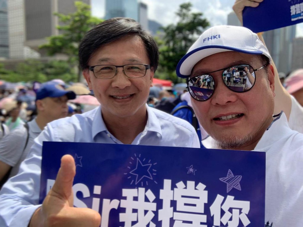 史立德會董（右一）與何君堯議員