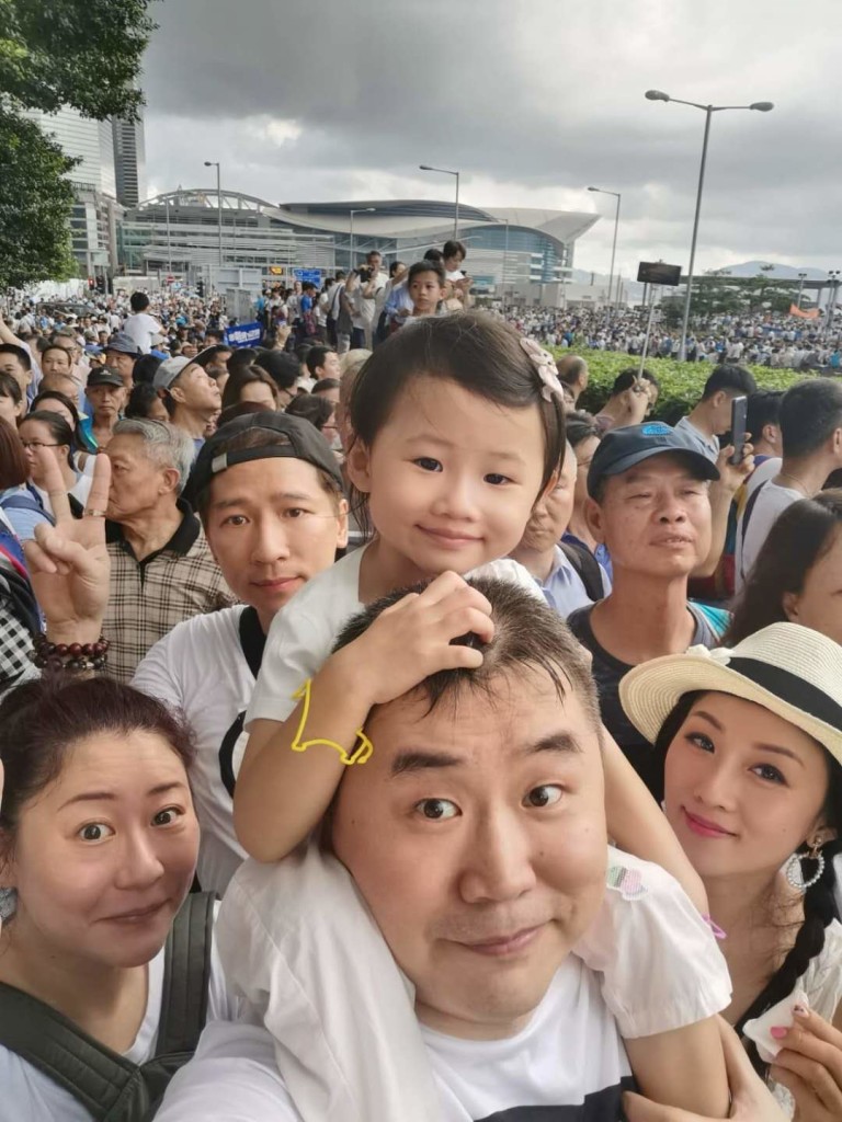 婦委會委員朱婉芬（左一）與先生和孩子一起撐警察