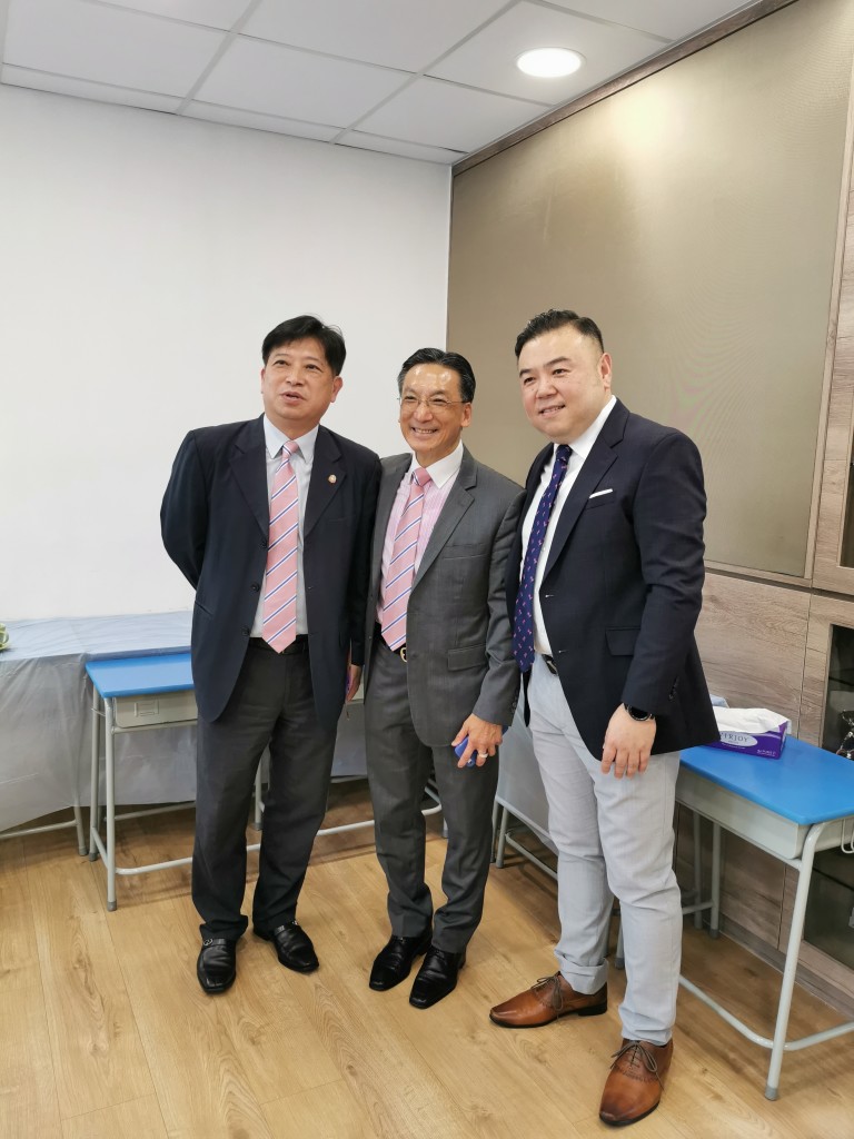 左起：會董周駿達，常董兼校監吳茂松，校長詹漢銘