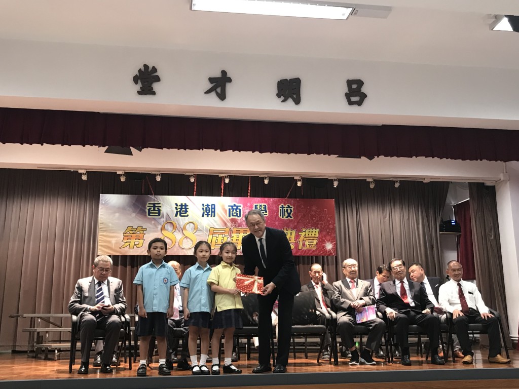 會長林宣亮頒發獎狀給獲獎學生