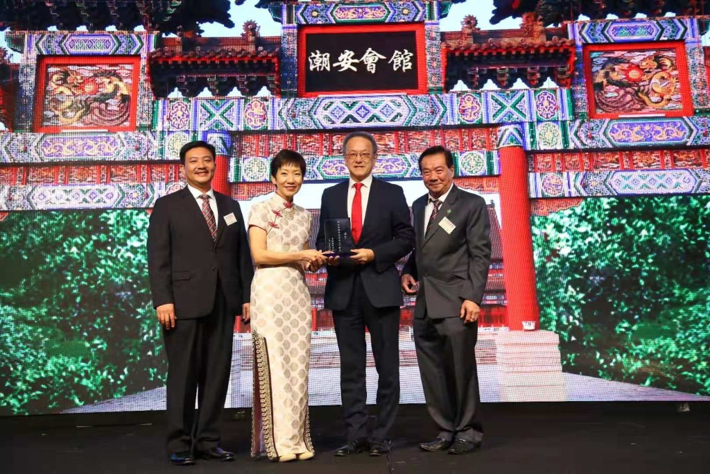 林宣亮會長代表香港潮州商會致送紀念品(JPG)