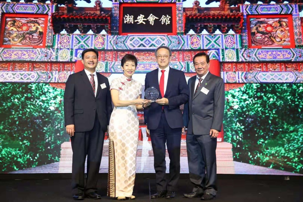 林宣亮會長接受新加坡潮安會館紀念品(JPG)