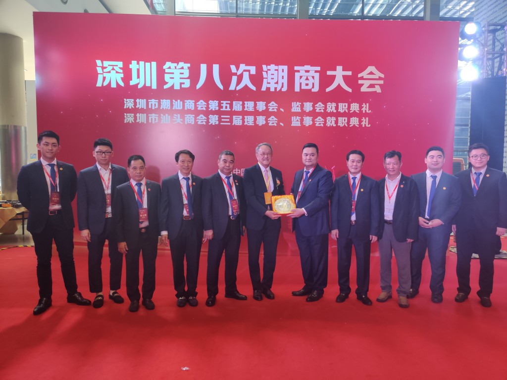會長林宣亮致送紀念品予深圳巿汕頭商會